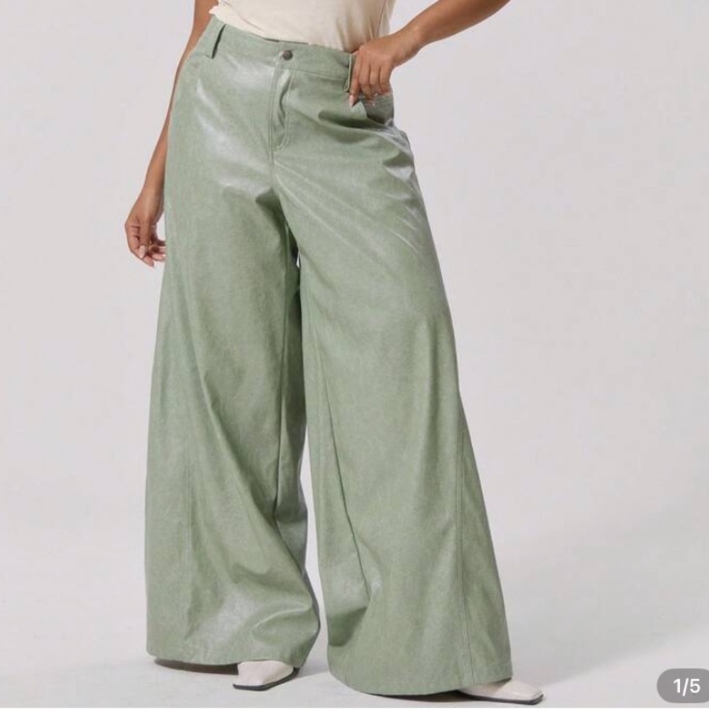 💚💚GREEN PLUS SIZE EXTRA WIDE LEG PANTS!! TRIED ON, NEVER WORN!  

💚AMAZING💚